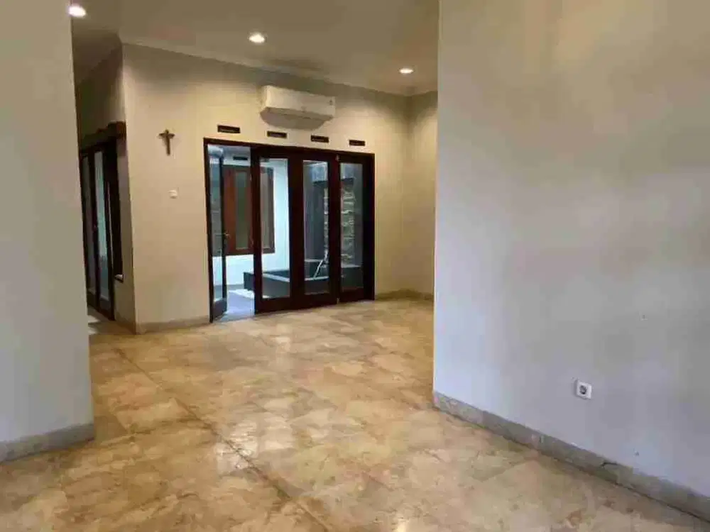 rumah 1 ,5 lantai area kompelek premium singgasana Pradana kota bandung