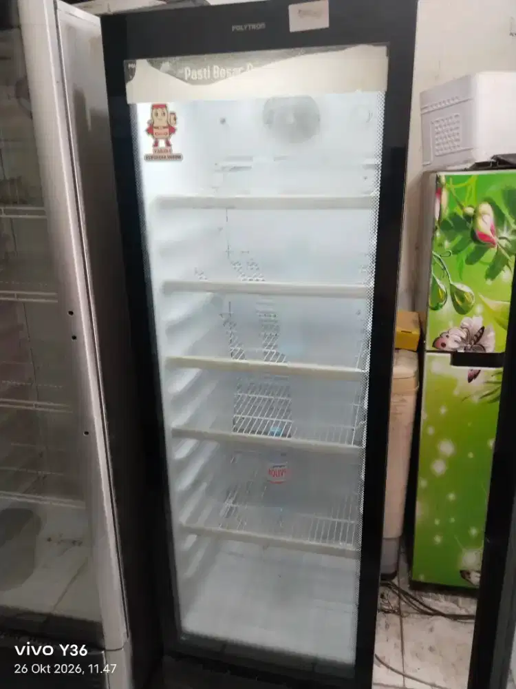 Di jual cepat showcase politron like new