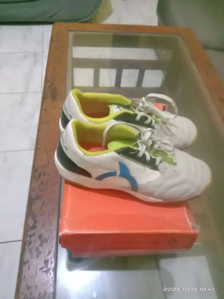 Sepatu olahraga futsal