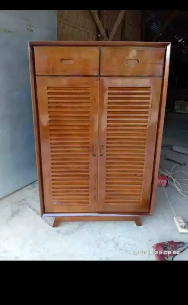 Lemari sepatu retro