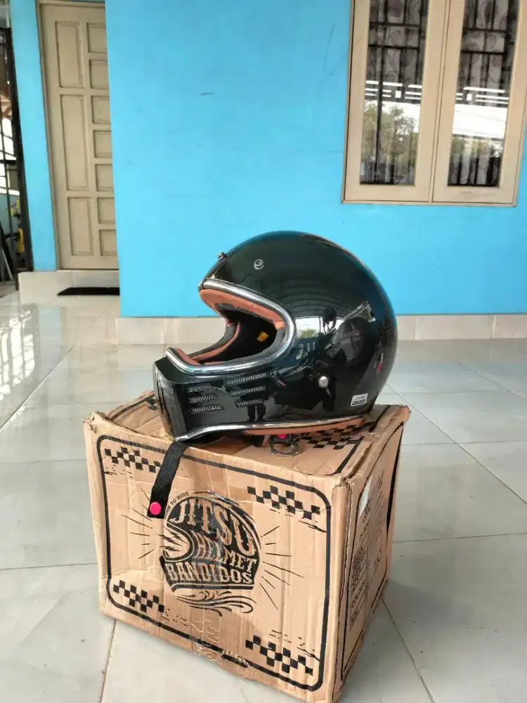 Helm model cakil merek Jitsu Bandidos
