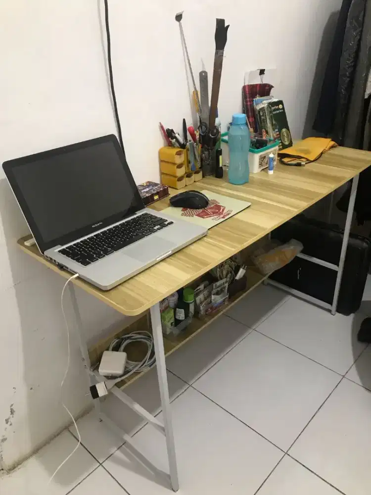Meja komputer bekas