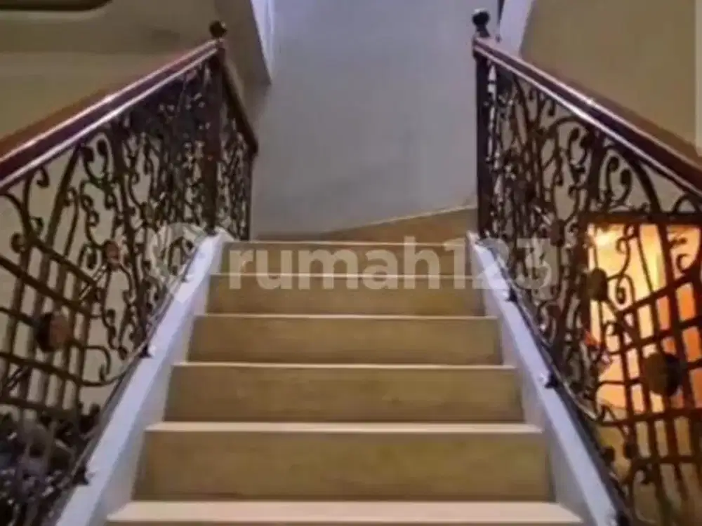 Dijual Butuh Cepat Dijual Rumah Strategis Pinggir Jalan Raya Kelapa Gading