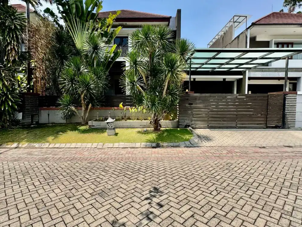 DIJUAL RUMAH GRAHA FAMILI MODERN TROPIS 2LT 4KT 450M2 SEMI FURNISH