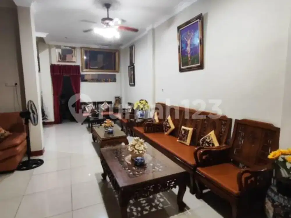 Dijual Rumah 2 Lantai Lokasi di Kawasan Harapan Indah 1 dengan Akses dan Lingkungan yang Nyaman.