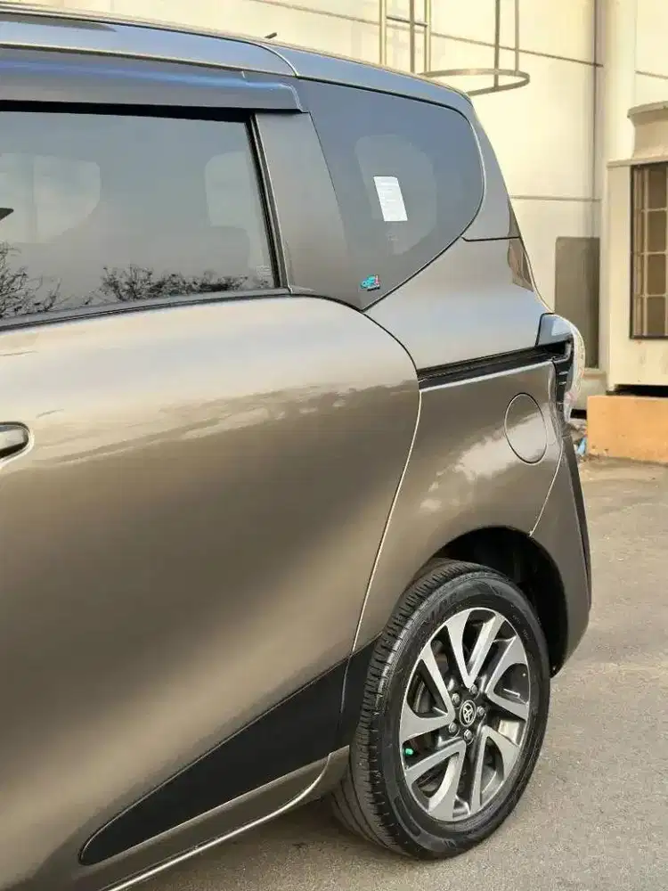 DIJUAL TOYOTA SIENTA V A/T 2017