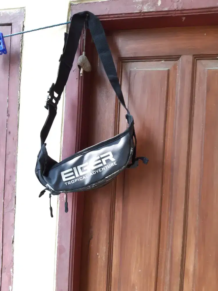 Tas pinggang, Slingbag Eiger