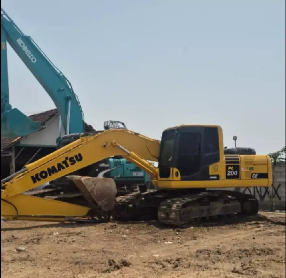 Excavator Komatsu PC 200-8 tahun 2012