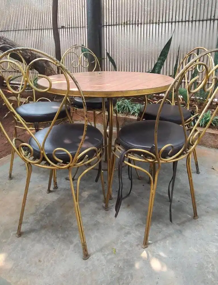 5 kursi + 1 meja (bekas restoran)