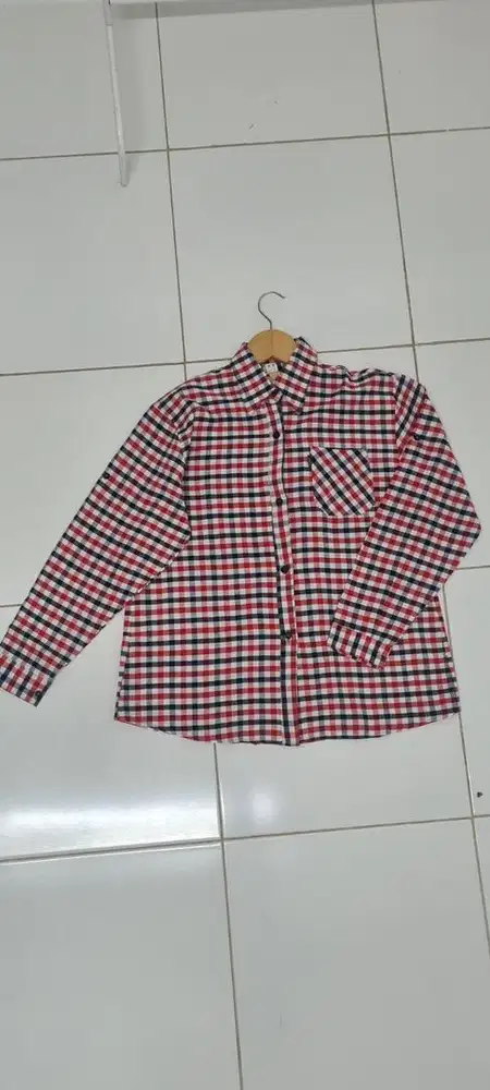 Kemeja kotak merah putih hitam, kemeja lengan panjang