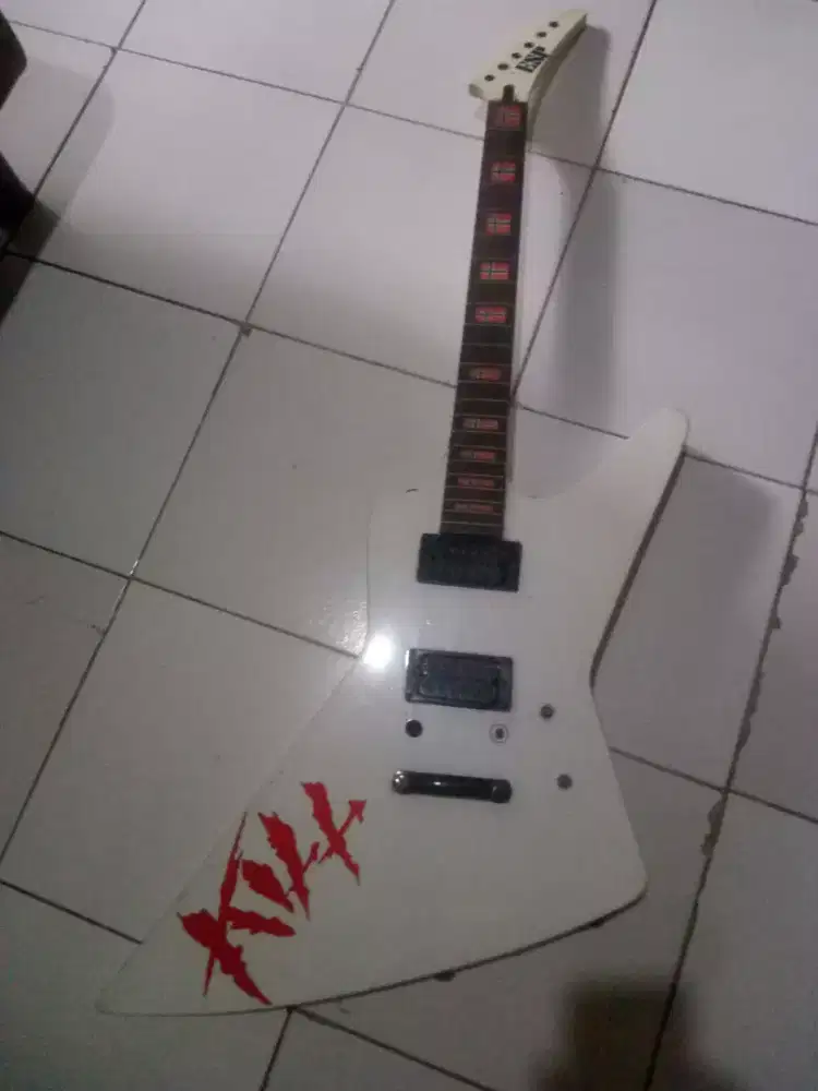 Gitar Epiphone Explorer.