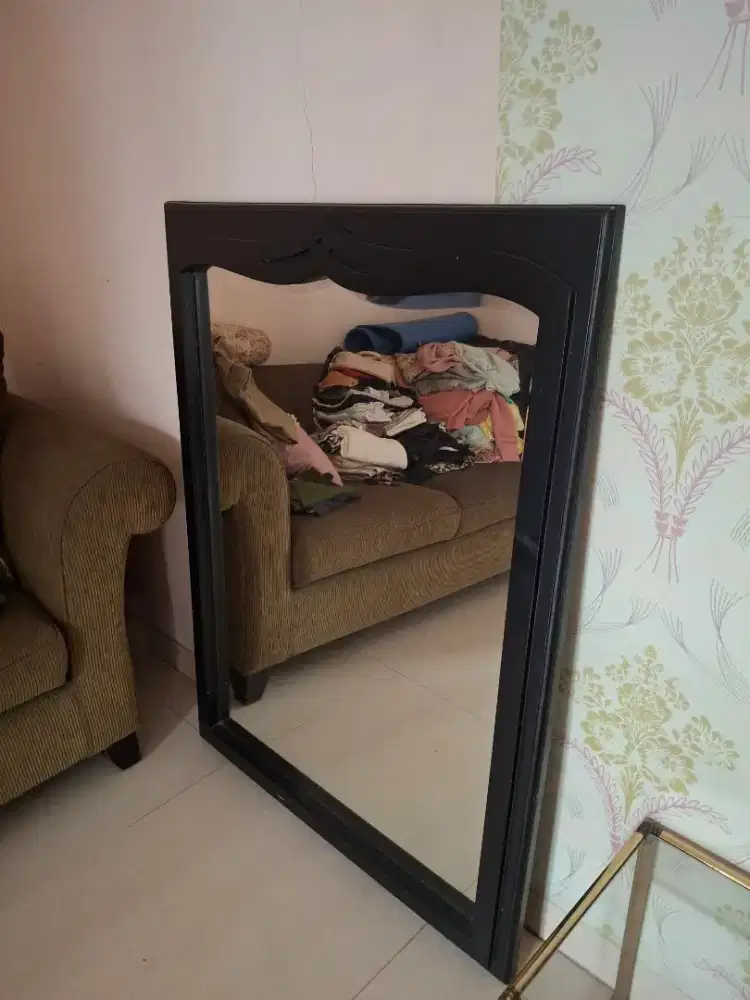 Kaca frame kayu tebal dan besar