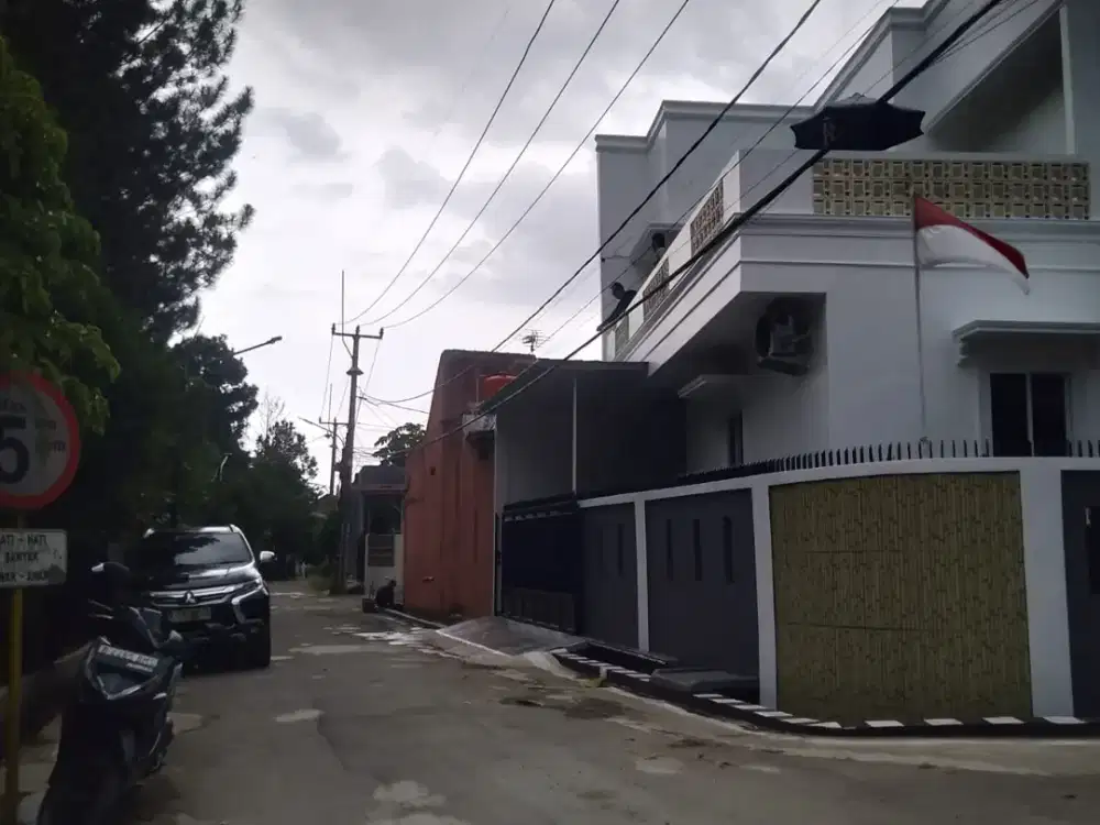 Rumah mewah dan kokoh full furnish dalam perumahan di Depok
