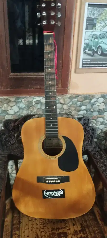 Gitar akustik simpanan