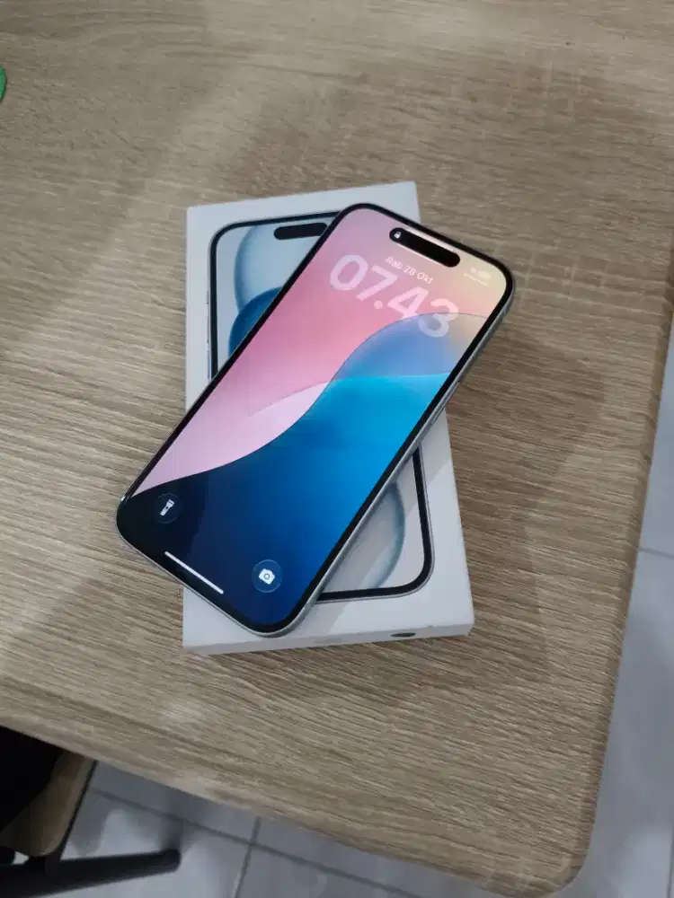 Iphone 15 256GB resmi Ibox kondisi seperti baru like new