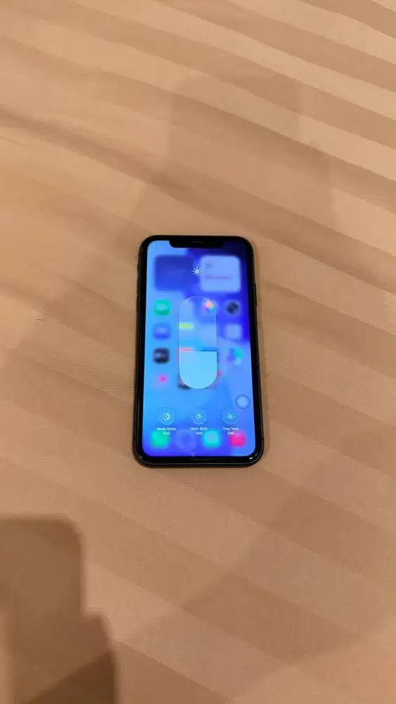 Dijual Iphone 11 Black 128GB Resmi Ibox Hp charger
