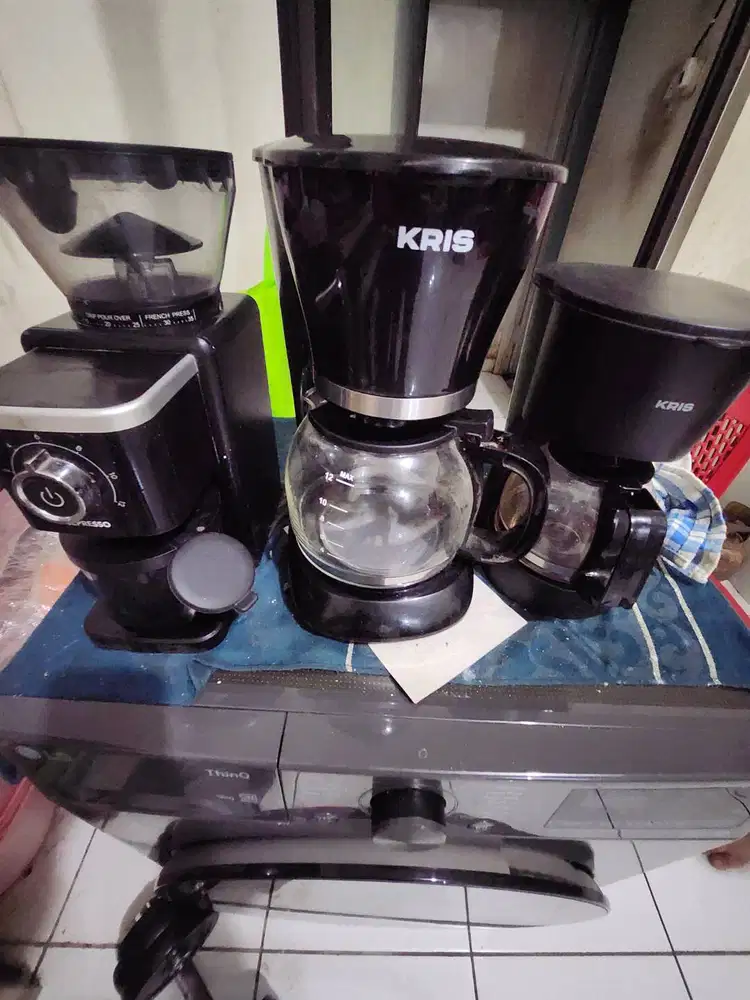 Mesin kopi dan lampu gantung hias estetik