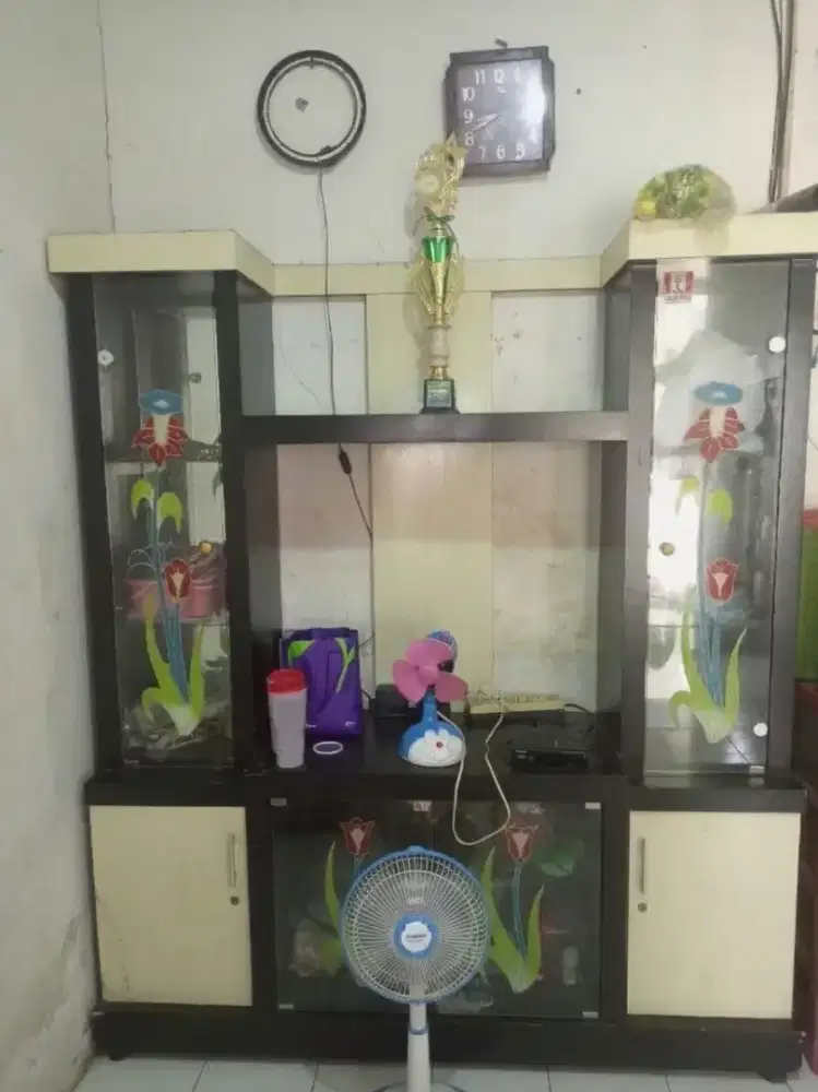 Dijual Cepat Meja Rias & Lemari TV Bekas Layak Pakai