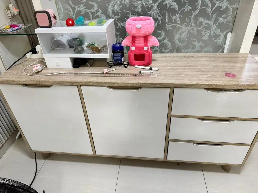 Dijual lemari informa bekas