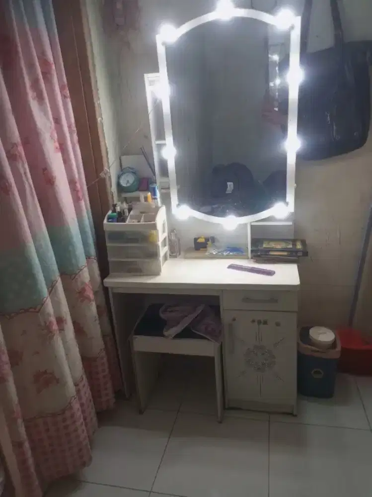 Meja Rias Secnd Layak Pakai