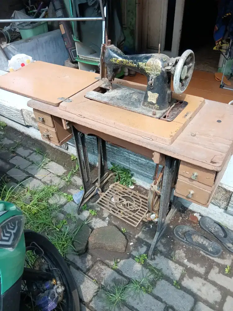 Dijual Mesin Jahit Antik / Klasik Model Genjot Tradisional