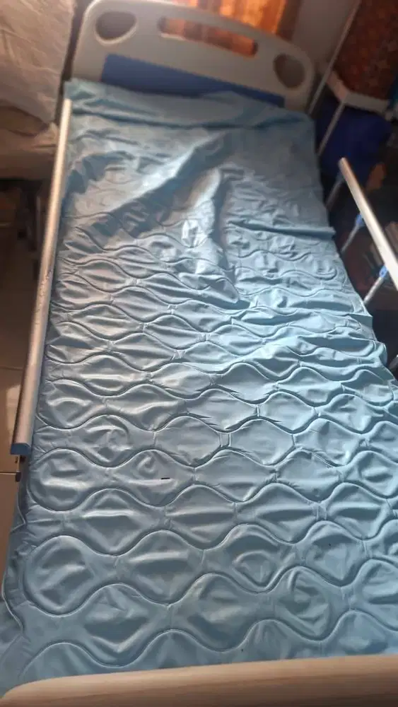 Tempat Tidur Pasien 2 Engkol Hospital Bed Manual Bagus
