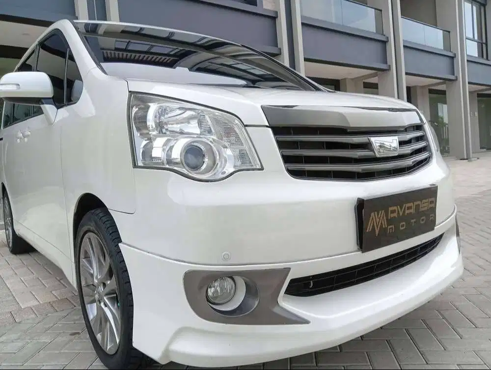 Toyota Nav1 V Lux 2013