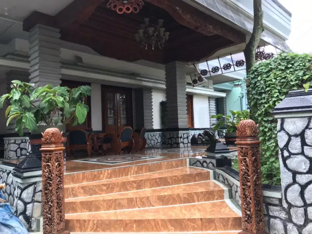 Dijual Cepat Rumah 3 Lantai Classic Siap Huni Lokasi di Sayap Trunojoyo Bandung