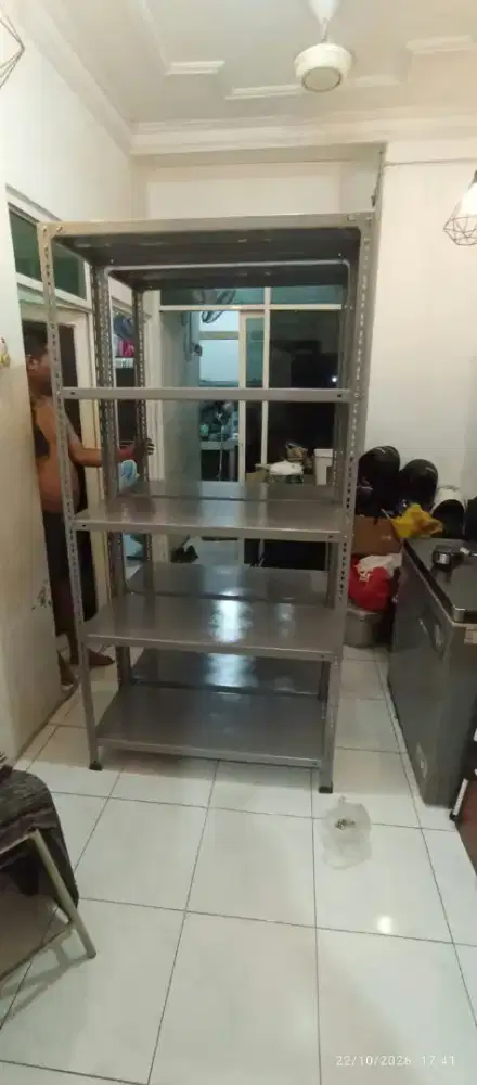 Rak besi siku lubang