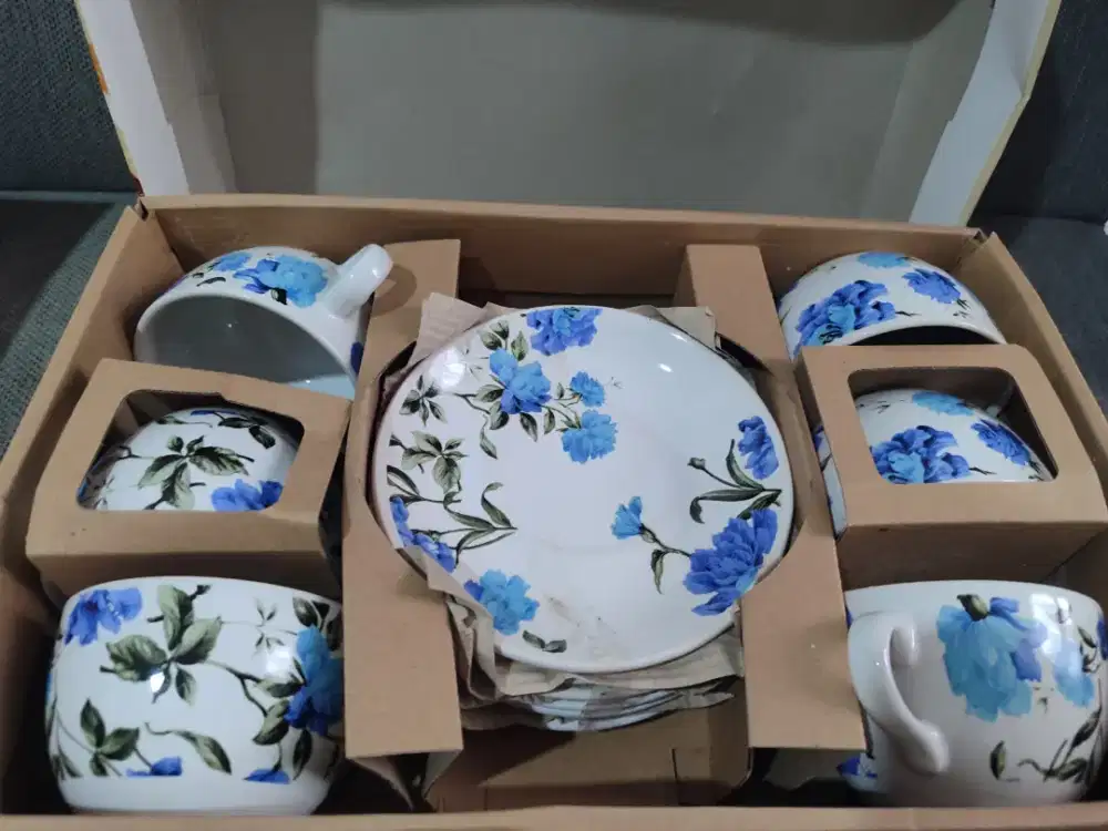 Dijual 1 Set Cangkir Keramik + Tatakan merek Queen Mary
