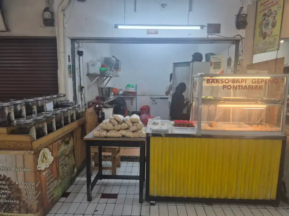 Penjaga stand bakso