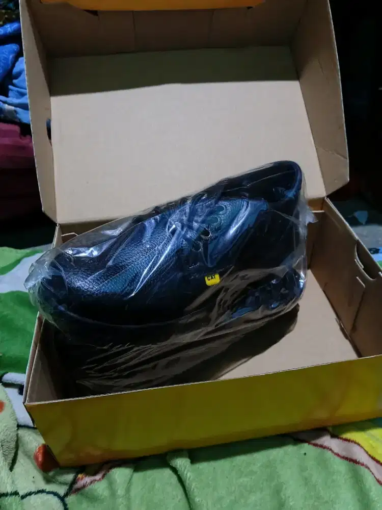 Sepatu safety ,.merk caterpillar