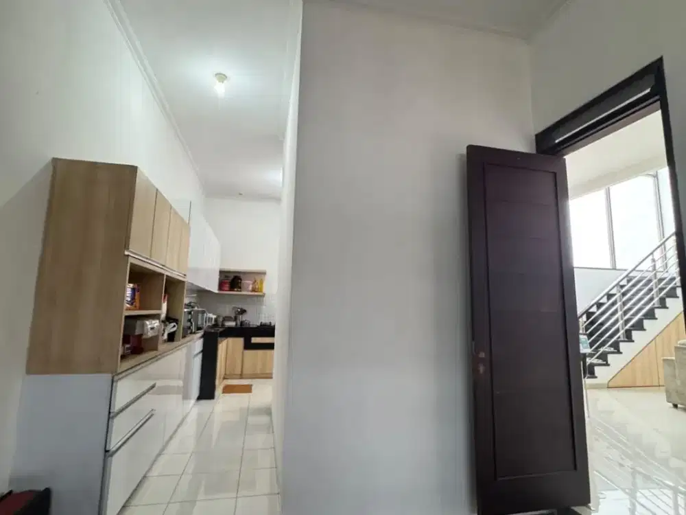 Dijual Rumah 2 Lantai Semi Furnished Terawat Siap Huni Lokasi di Singgasana Pradana Bandung