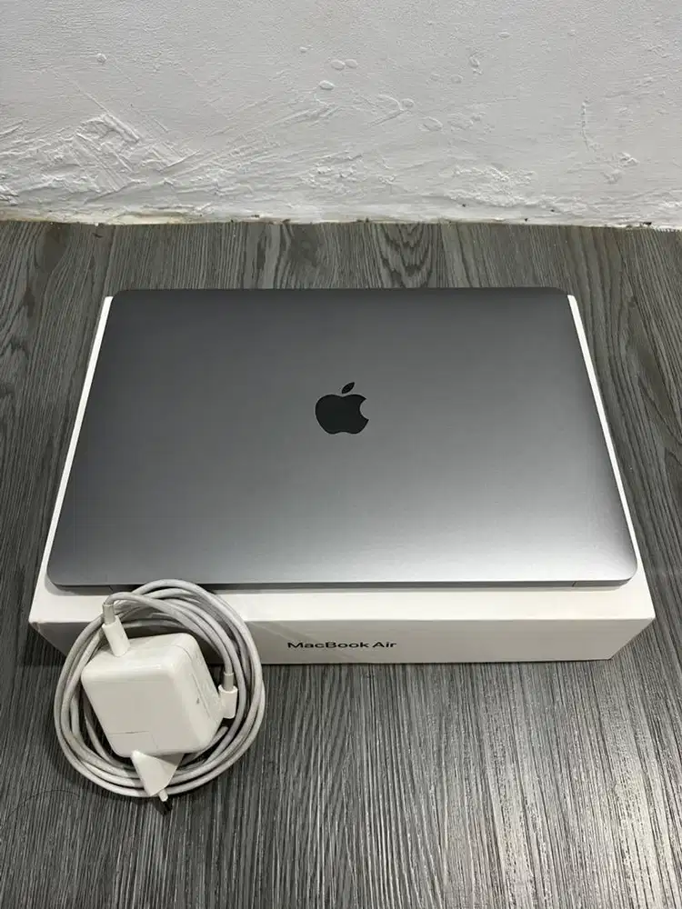 Macbook air M1 8/256 Ibox