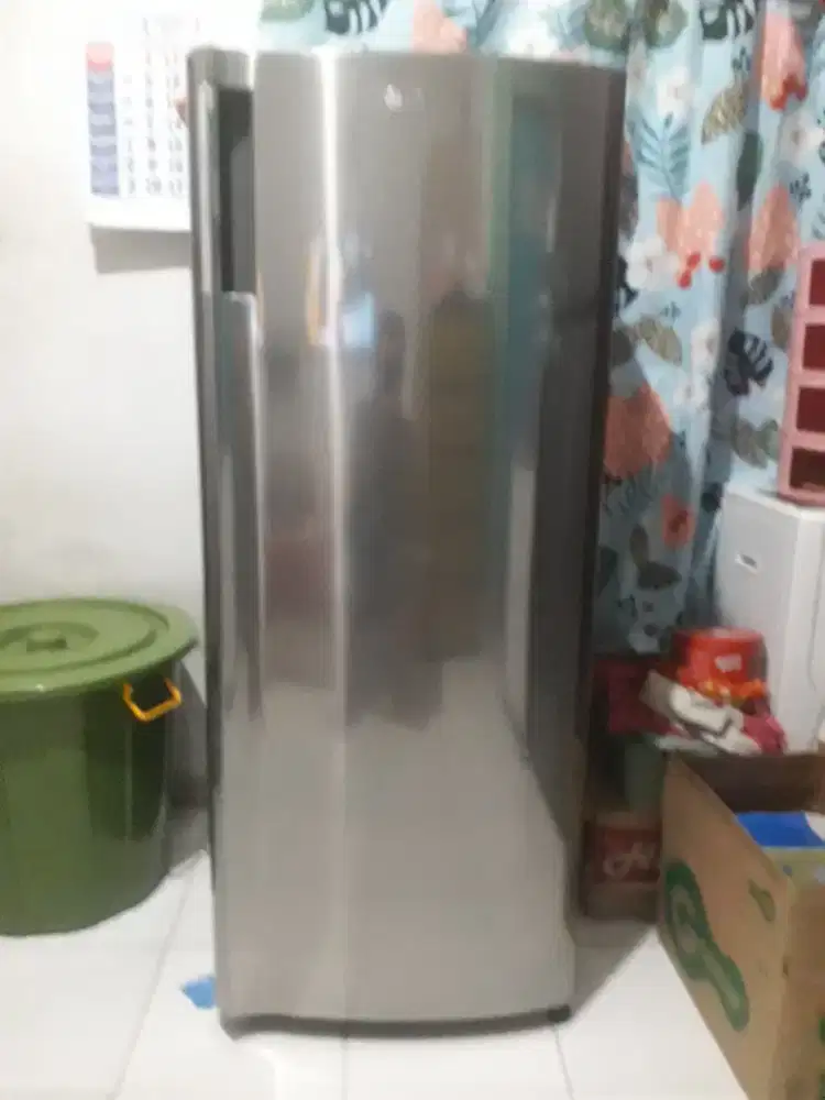 Di jual freezer merk LG normaĺ dingin beku hrg 1,4jt