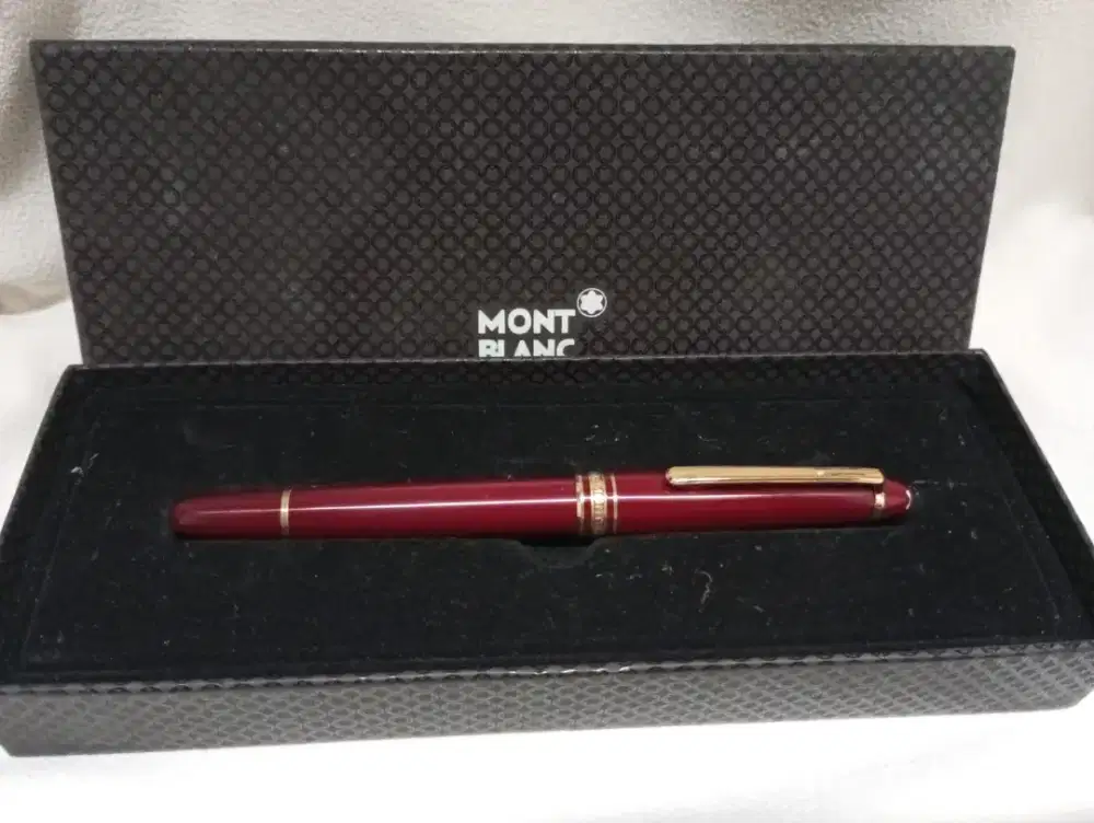 Montblanc burgundy 163 rollerball pen