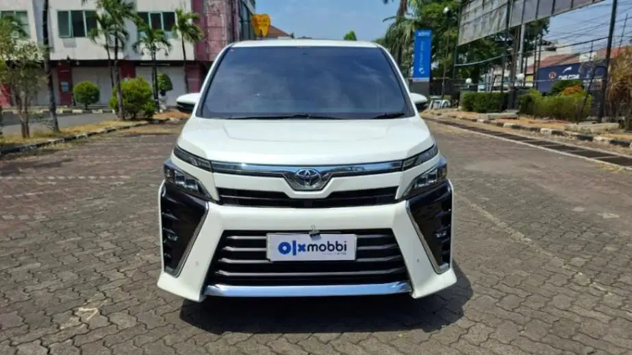 Garansi 1 Th - Toyota Voxy 2.0 Bensin-AT 2018 Putih