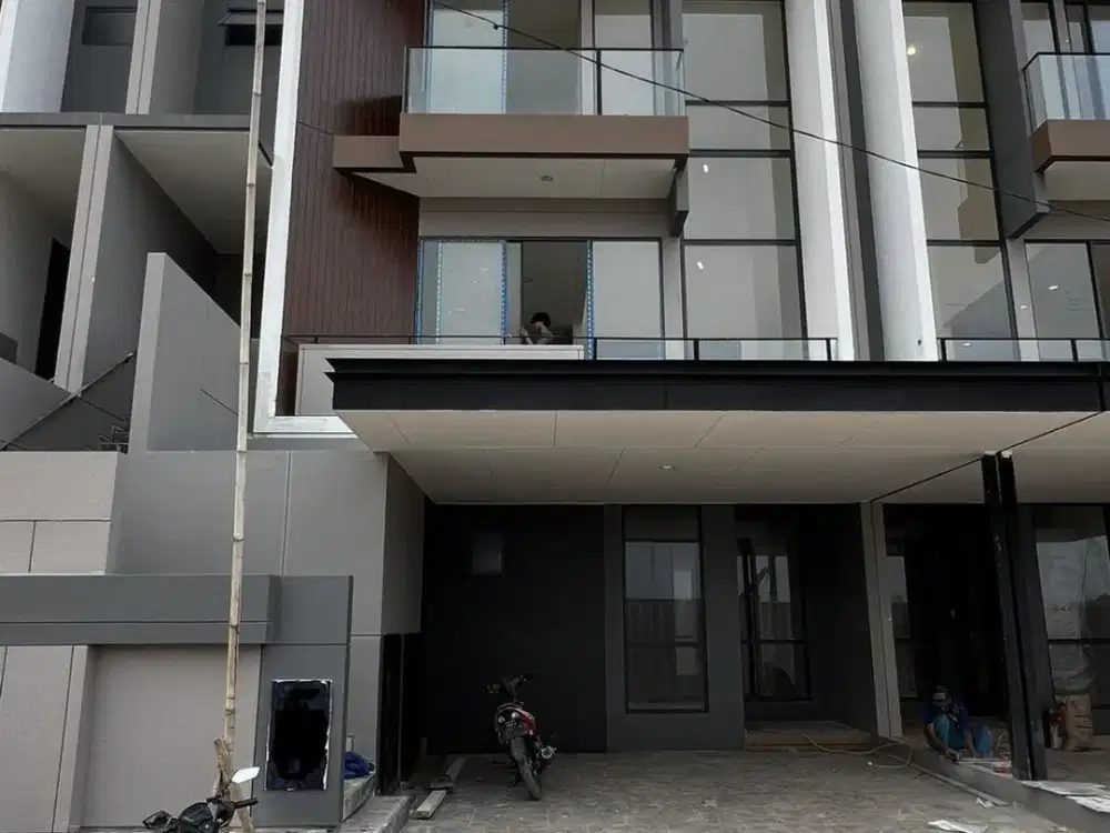 Rumah Mewah di Cluster Kelimutu JGC – 3 Lantai LT 135 m², 4+1 KT, Dekat AEON Mall & IKEA