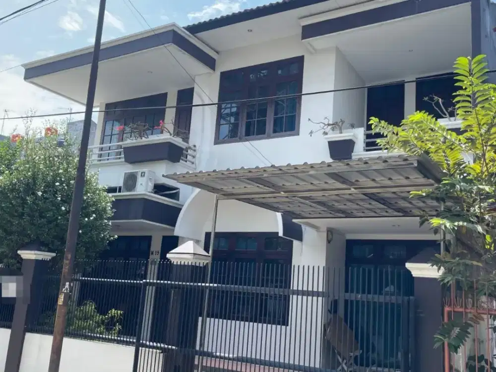 Rumah Hook 2 Lantai di Graha Sunter Jakarta Utara, Parkir 5 Mobil