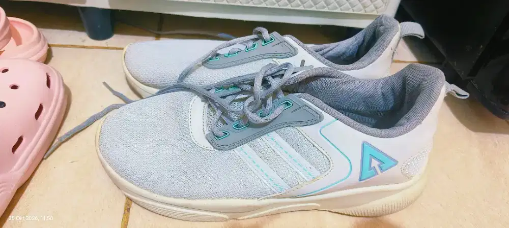 Sepatu wanita olhrga