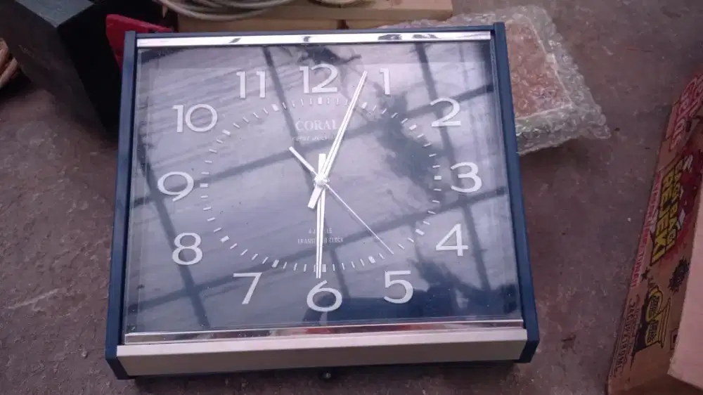 Jam Dinding Transistor Clock