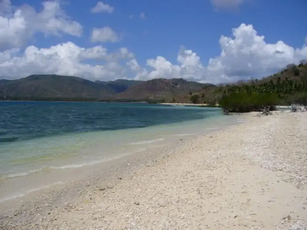 Tanah pinggir pantai pasir putih di Gili Gede