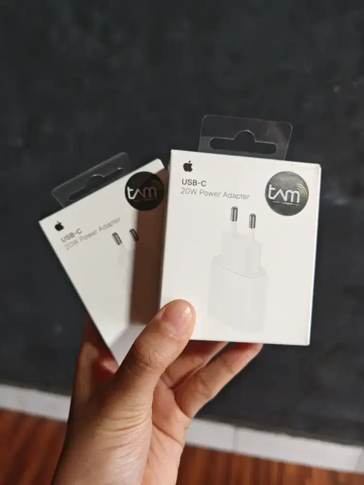 ADAPTOR CHARGER IPHONE 20W BARU