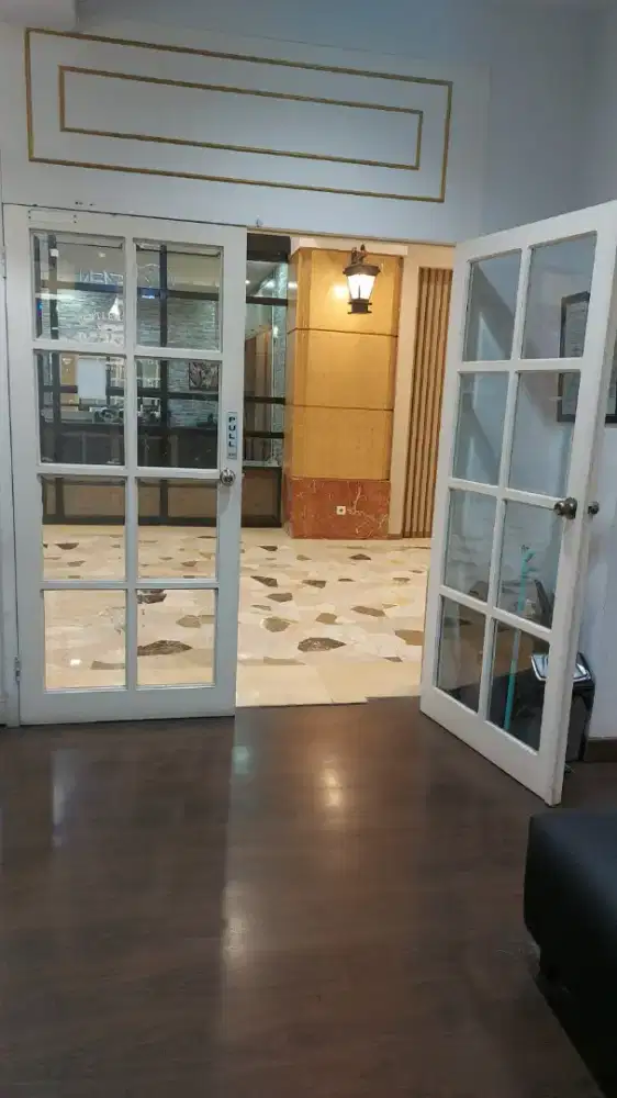 Pintu kaca bekas barbershop di mall artha gading.