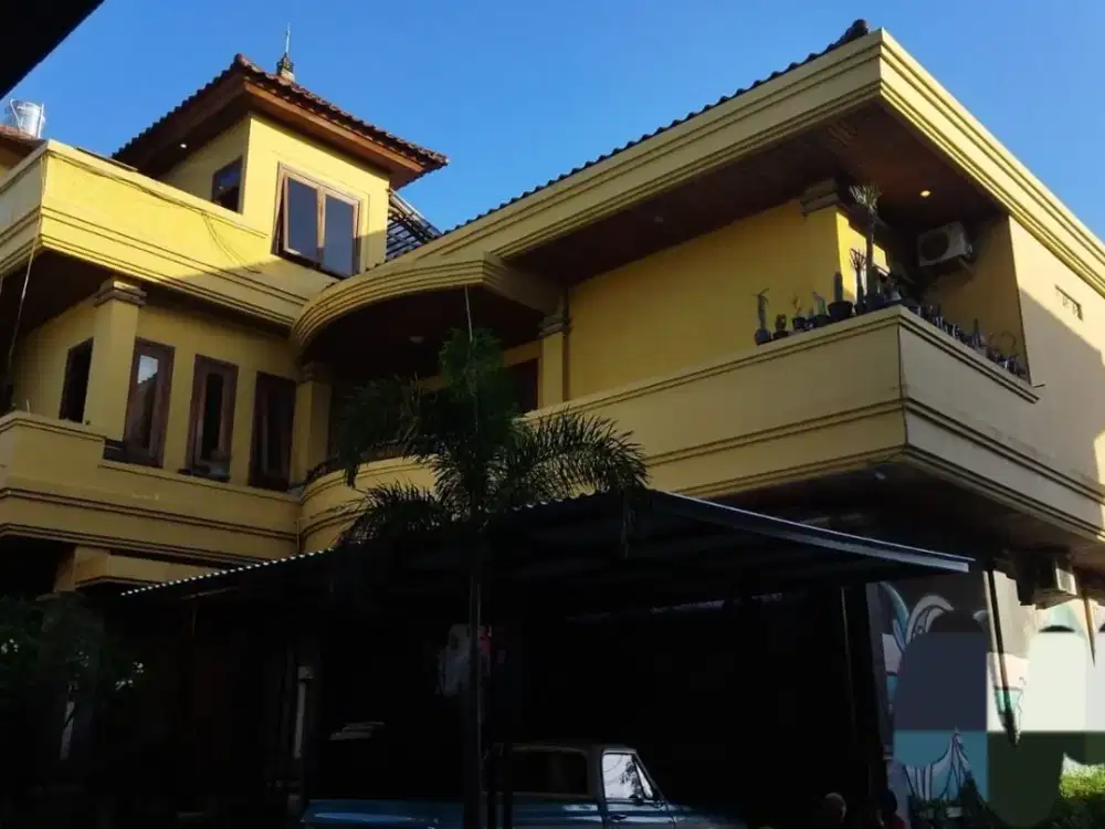 Ruko 3 Lantai dan Gudang Luas Disewakan di Sunset Road, Seminyak
