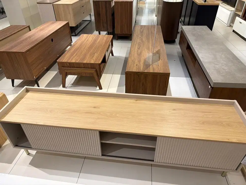 Kira TV stand & media
