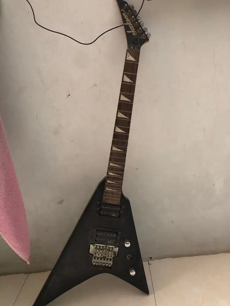 tawarin aja gitar merk jackson bekas. minus pm