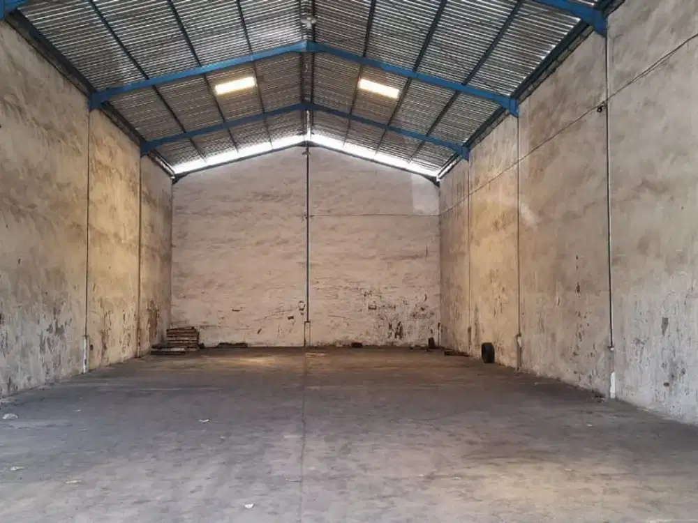 Gudang Kepatihan Menganti - Gresik , Listrik : 2.200 Watt , Hadap : Timur , Cctv 8 Channel , AC 1 Pk