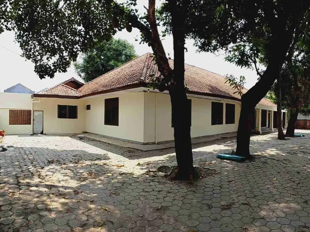 Disewakan rumah besar di pinggir jalan besar kelapa dua jakbar