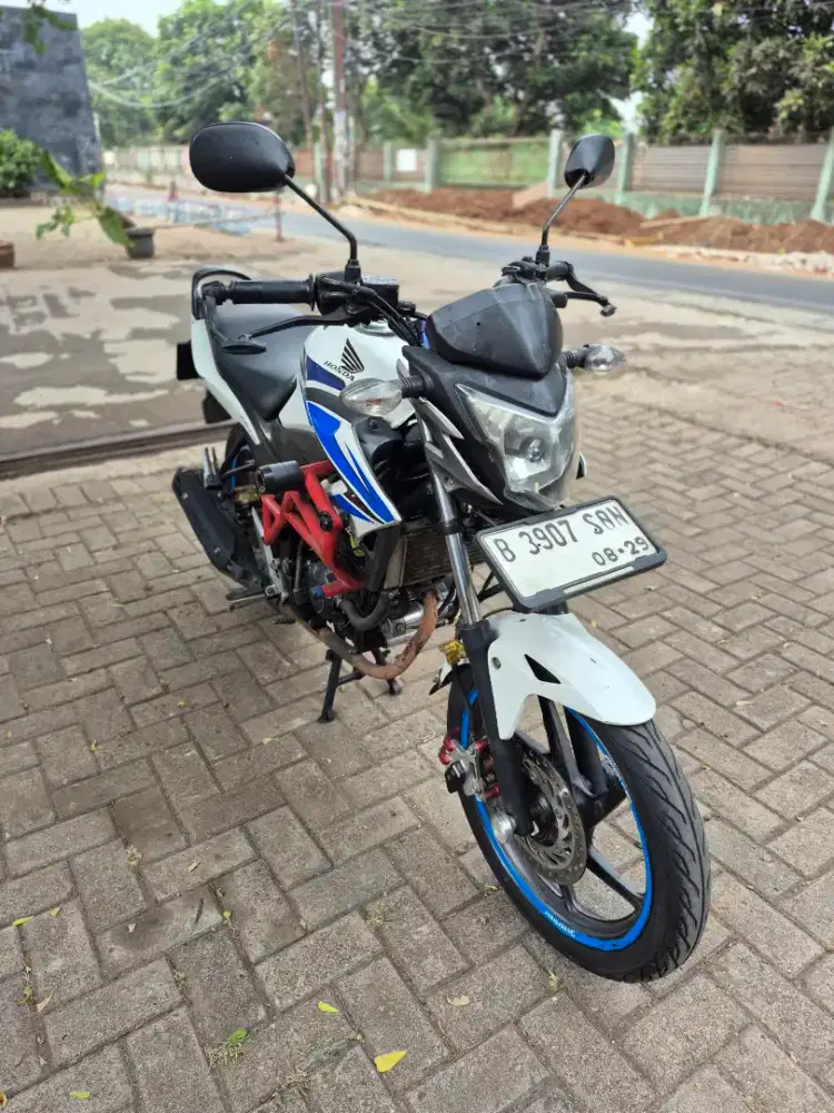 Dijual Honda CB150R tahun 2014 surat lengkap
